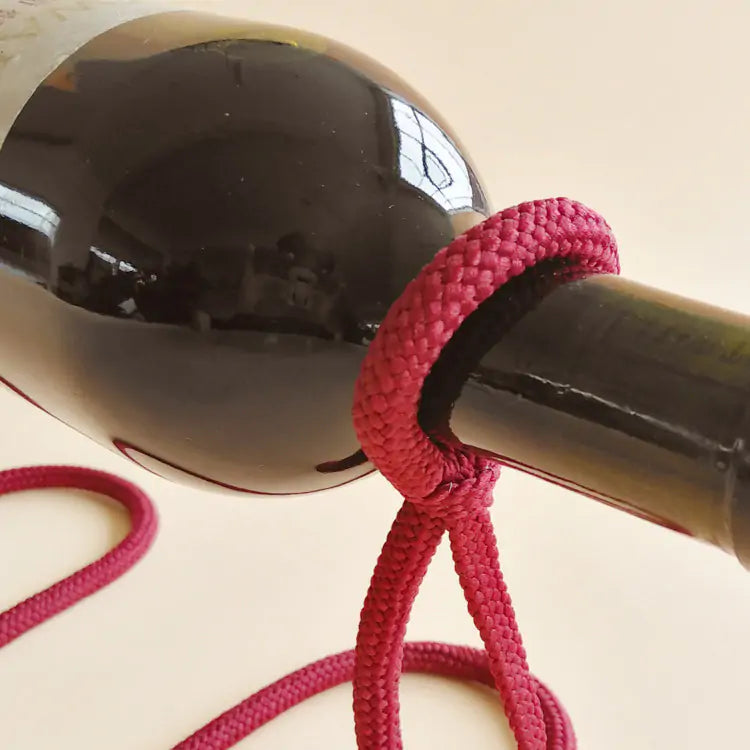 Aufgehängte Seil-Weinflasche